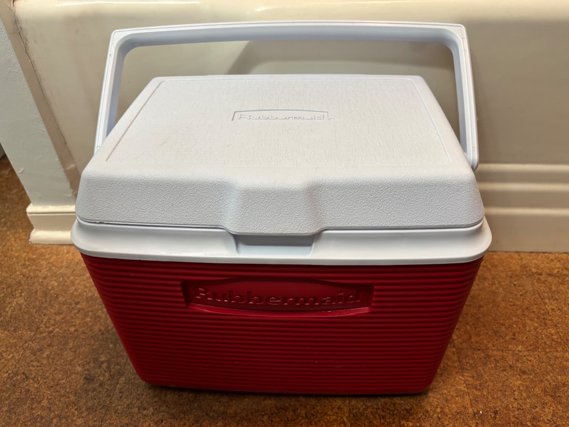 Rubbermaid Victory 10-Quart Personal Cooler (Red/White)
